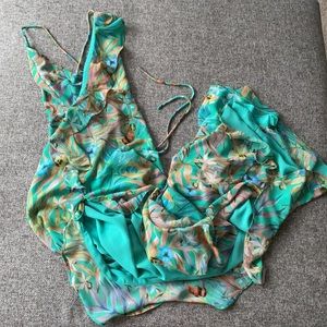 (NWOT) Beautiful Floral Maxi Dress w/ Ruffles Slit